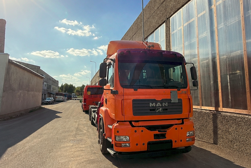 Kravas auto MAN ar manipulatoru